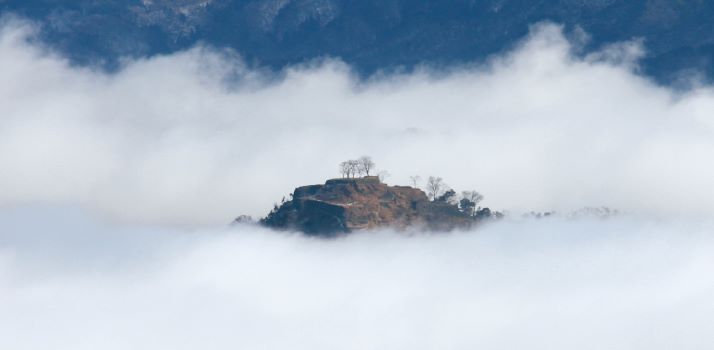 雲突く